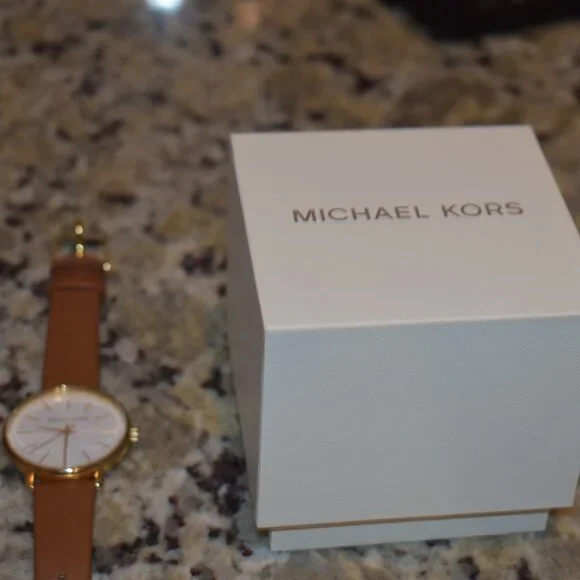 Michael Kors MK-2740 Watch with Box - Picture 3 of 5